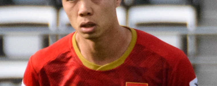 Các cầu thủ U23 Việt Nam áo đỏ tập luyện trên sân cỏ dưới sự chỉ đạo của ban huấn luyện, chuẩn bị cho ASIAD 2026